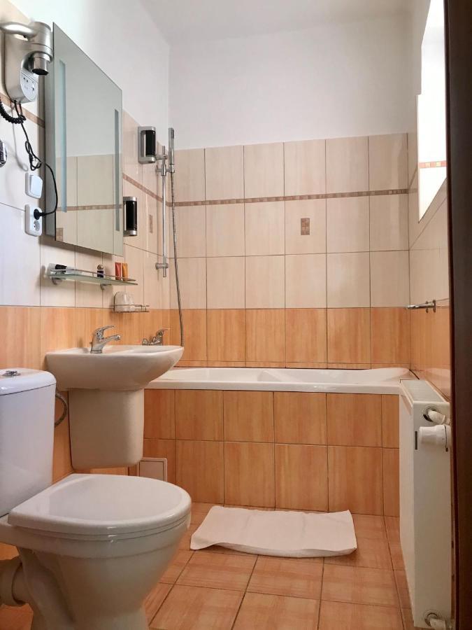 Hotel Bila Ruze สตราคอนนิส ภายนอก รูปภาพ