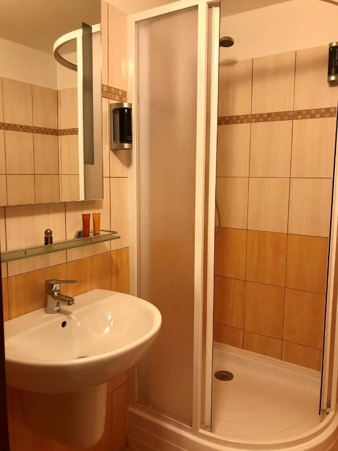 Hotel Bila Ruze สตราคอนนิส ภายนอก รูปภาพ