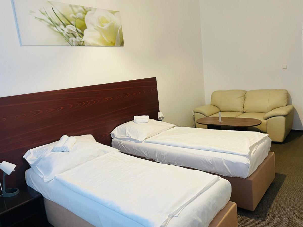 Hotel Bila Ruze สตราคอนนิส ภายนอก รูปภาพ